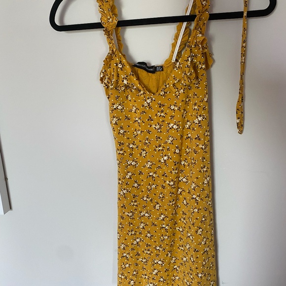 Pretty Little Thing - Yellow Floral Dress - Picture 3 of 6